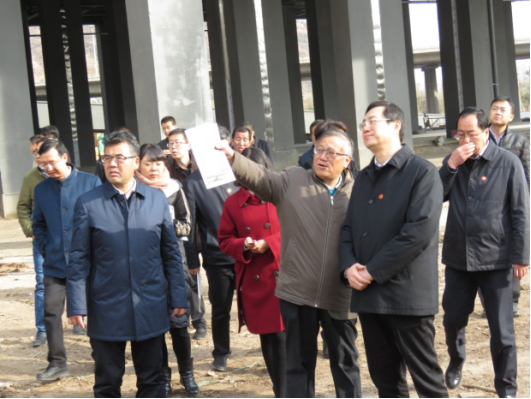 省委常委、西寧市委書記王曉在青海省物產(chǎn)集團(tuán)總公司黨委書記、總經(jīng)理王玉輝陪同下，深入青海物產(chǎn)朝陽物流園區(qū)。